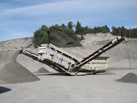 Tracked mobile crushing station