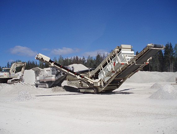 Tracked mobile crushing station